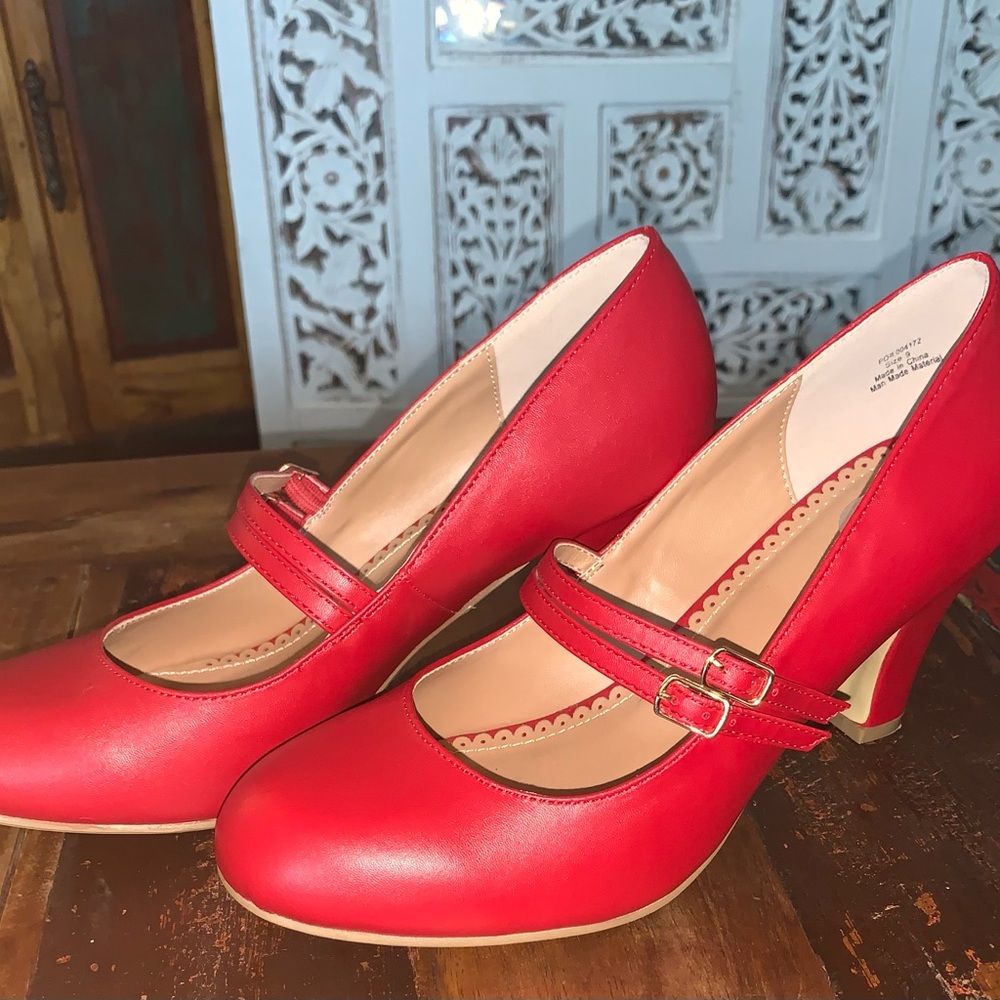 Mary Jane
Pumps with Double Strap, Patent or Matte Finish